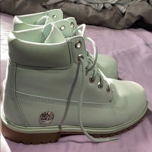 Timberland boots.. I am a size 8.5 & they fit me